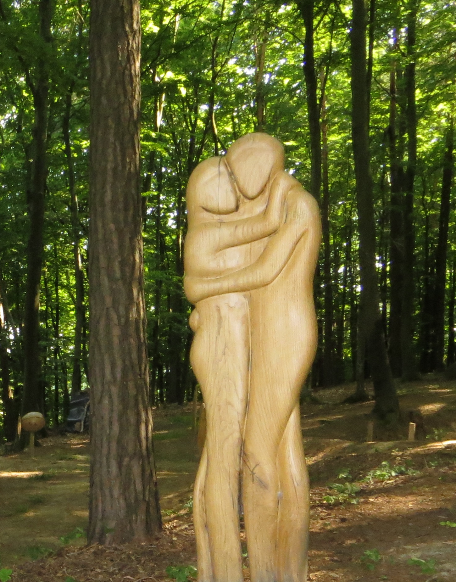 Inniges Paar 2 - Holzfigur Relieffigur von Holzbildhauer Hans-Ulrich Wartenweiler