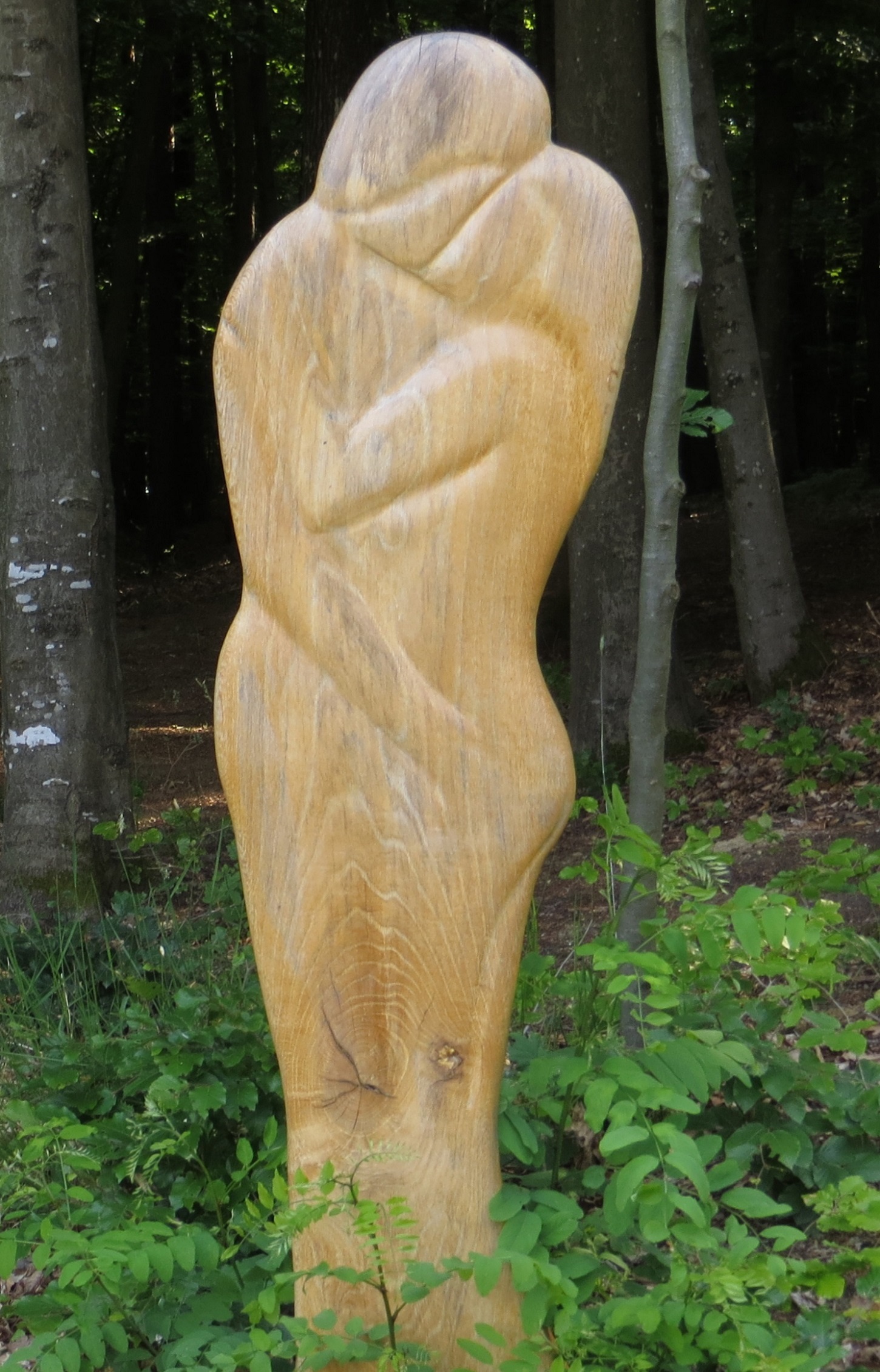 Kuss - Holzfigur Relieffigur von Holzbildhauer Hans-Ulrich Wartenweiler