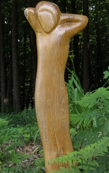 Aufgewacht - Holzfigur Relieffigur von Holzbildhauer Hans-Ulrich Wartenweiler