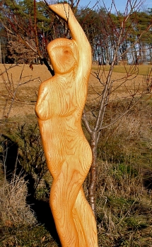 Winkende Dame - Relieffigur Eiche Holzskulpturen im Wald