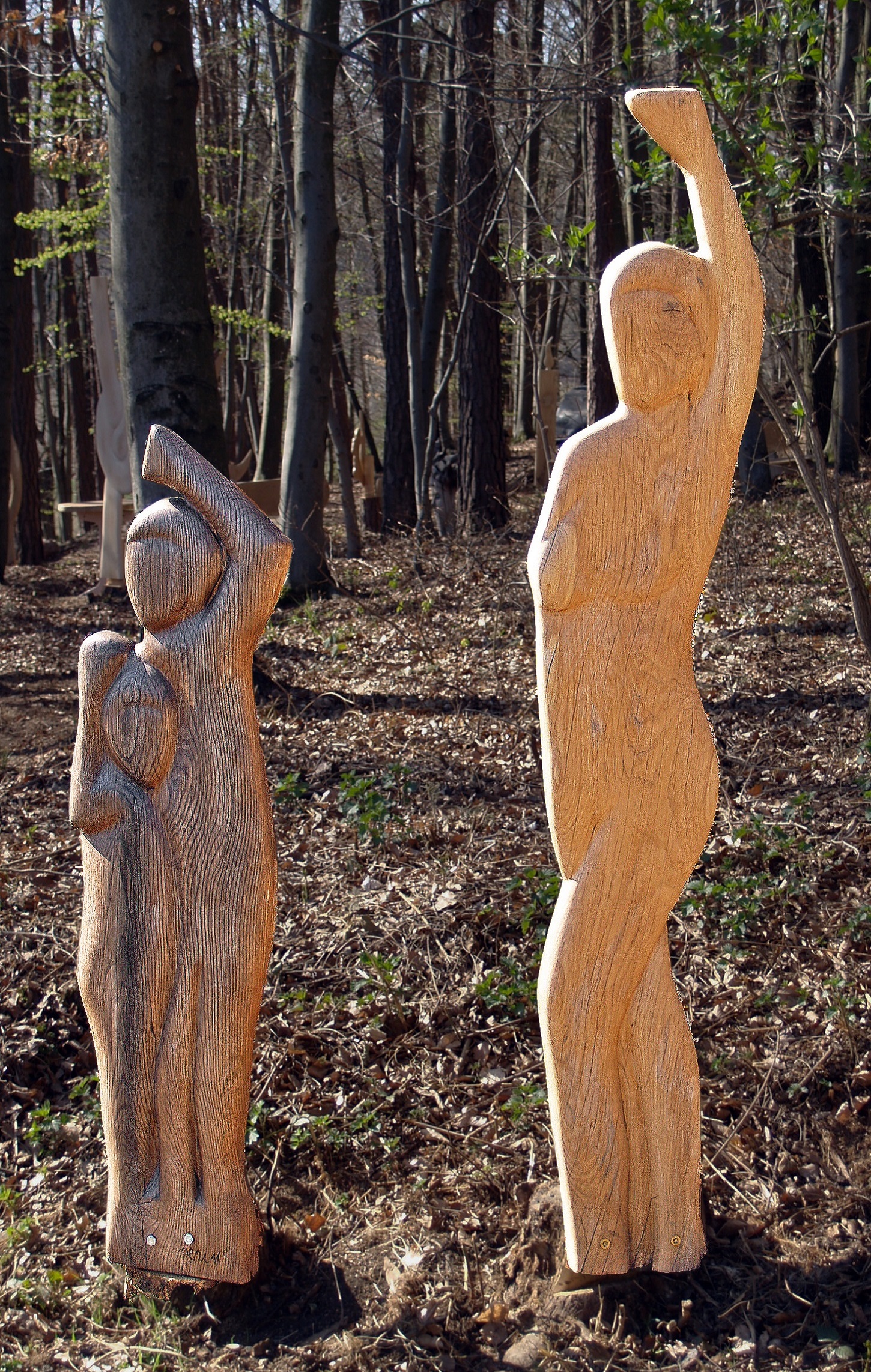 Winkende - Relieffigur Eiche Holzskulpturen im Wald