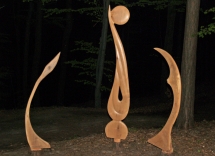 Mond und Spiralobjekt 2 Eichenholz, Natürliche Formen, Holzskulpturen, Holzobjekte, Holzfiguren, Holzdesign - Skulpturenwald in Mühlgraben, Hans-Ulrich Wartenweiler