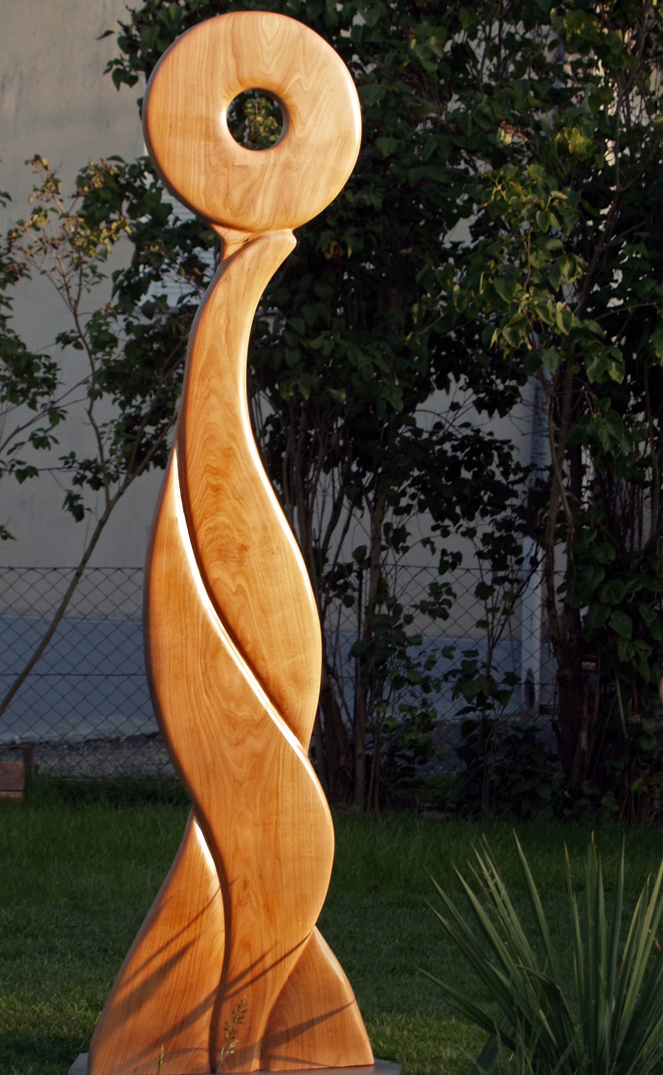 Spiral Opjekt 2 - Holzskulptur-Archiv von Skulpturenwald Hans-Ulrich Wartenweiler - Holzobjekte, Holzfiguren, Holzdesign